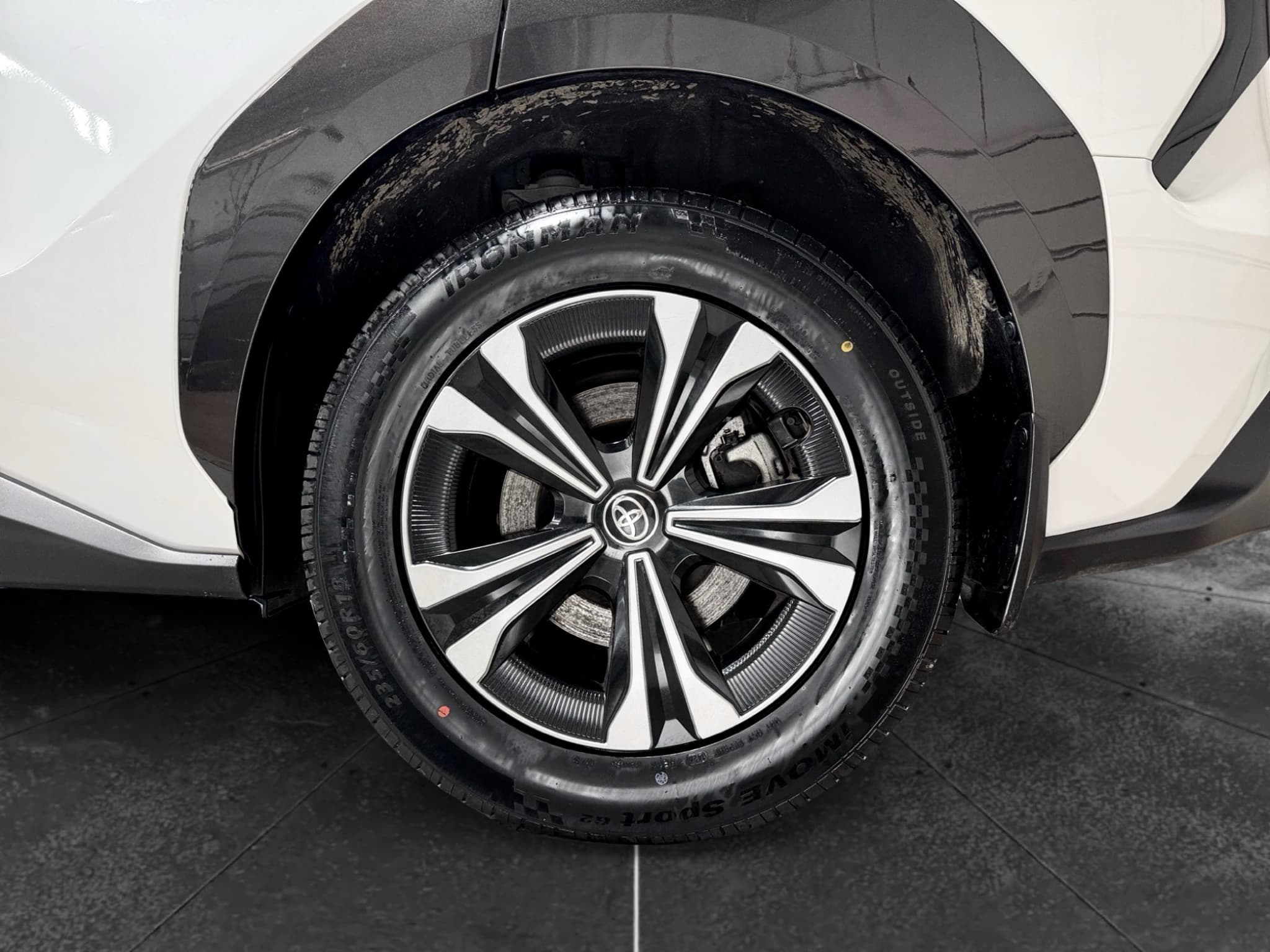2024 Toyota bZ4X view 28