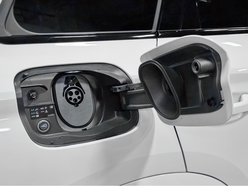 2025 Audi Q6 e-tron view 5