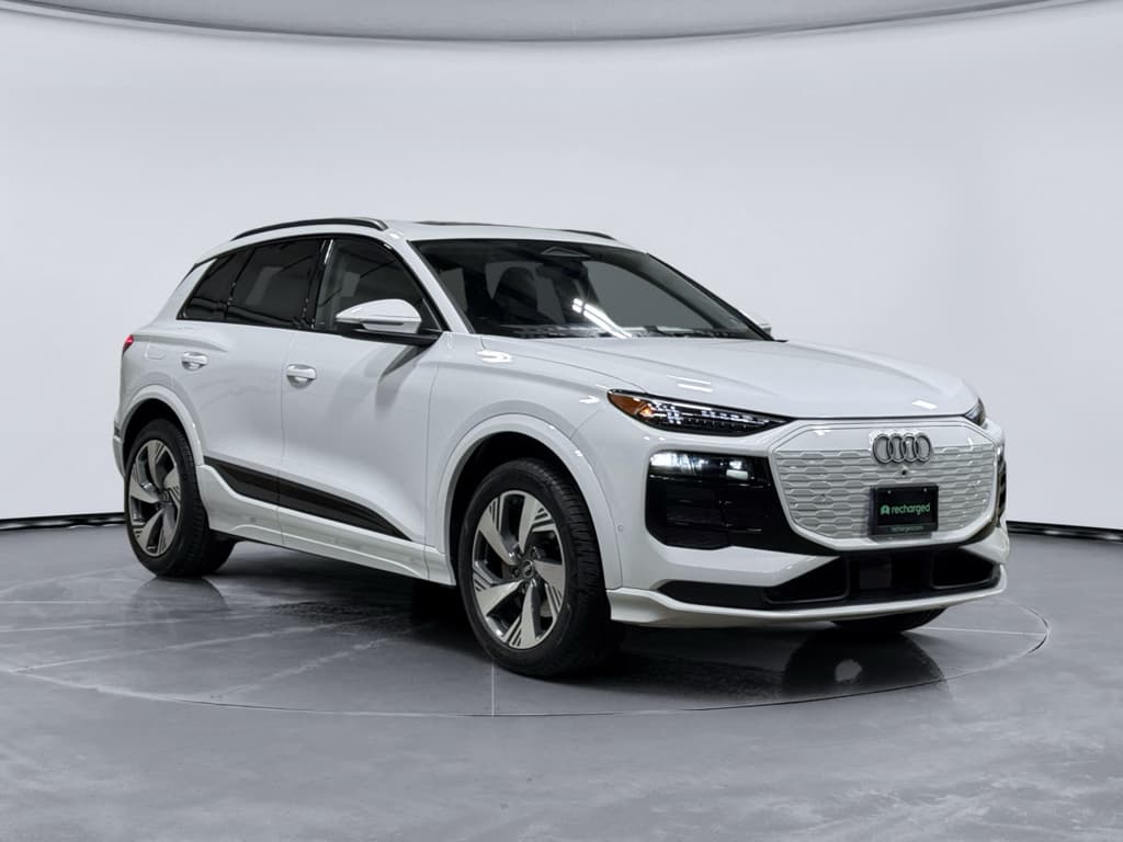 2025 Audi Q6 e-tron view 4
