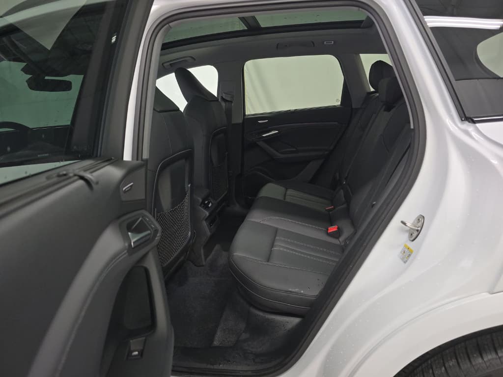 2025 Audi Q6 e-tron view 6