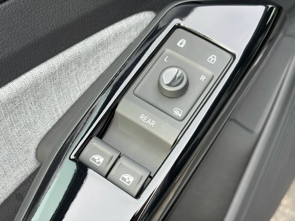 2023 Volkswagen ID.4 view 8