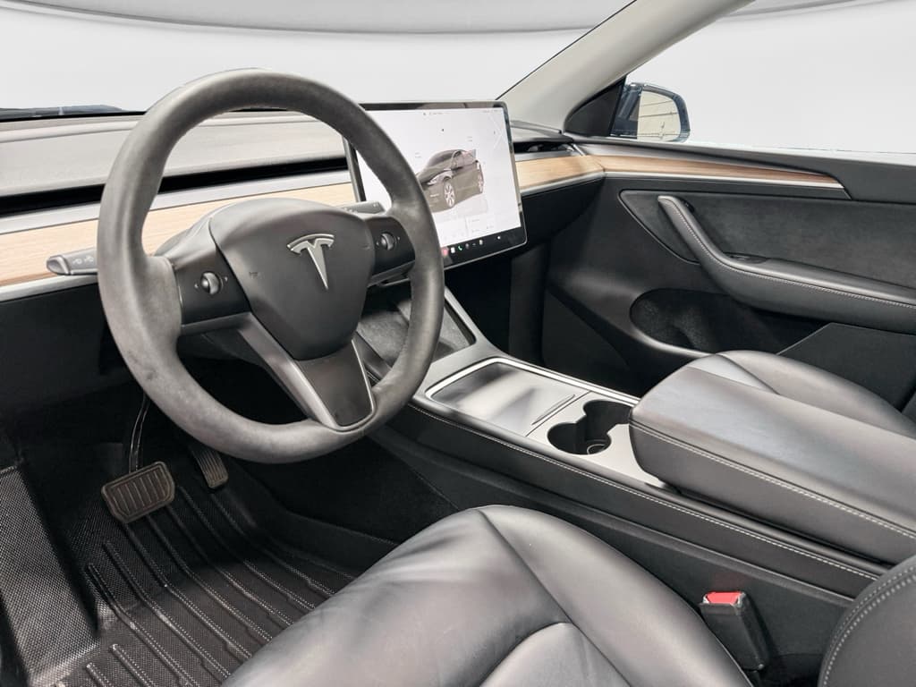 2024 Tesla Model Y view 16