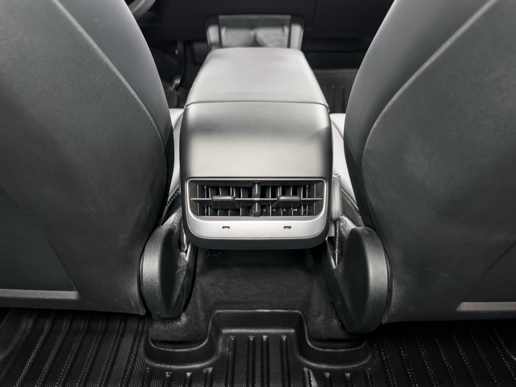 2024 Tesla Model Y view 19