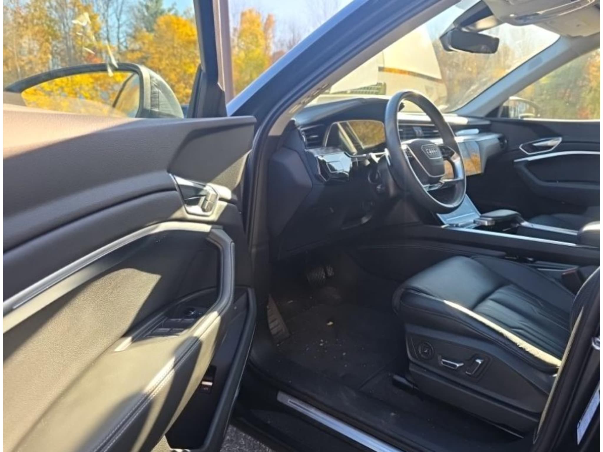 2024 Audi Q8 e-tron view 5