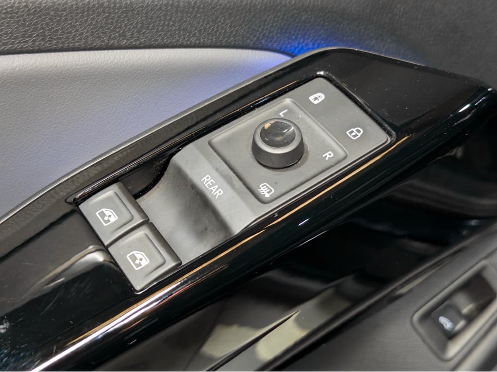 2023 Volkswagen ID.4 view 8