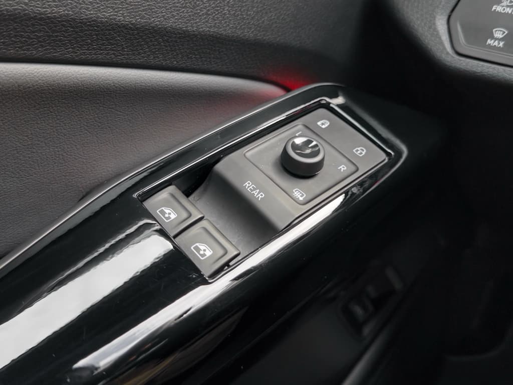 2023 Volkswagen ID.4 view 7