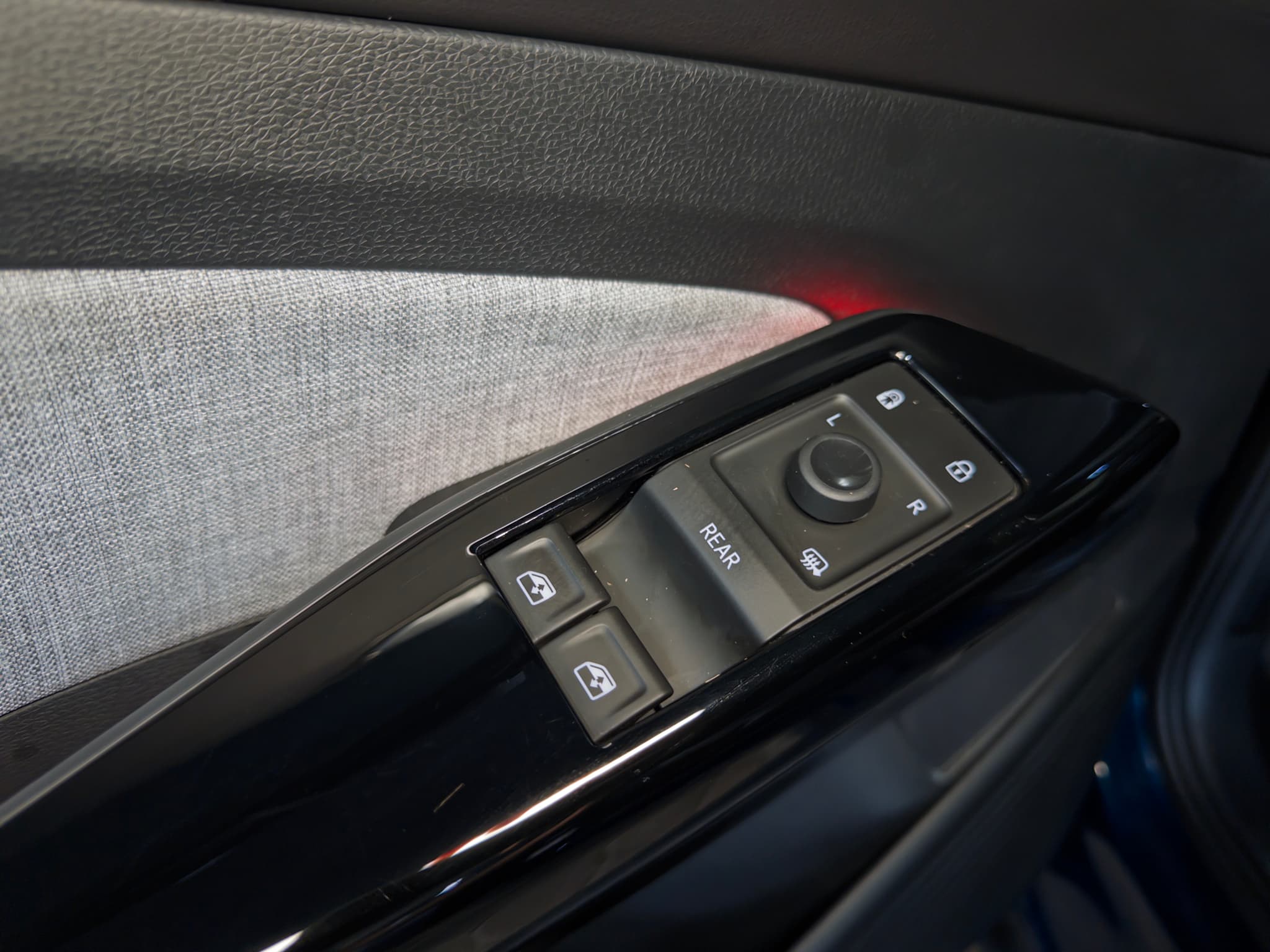 2023 Volkswagen ID.4 view 8