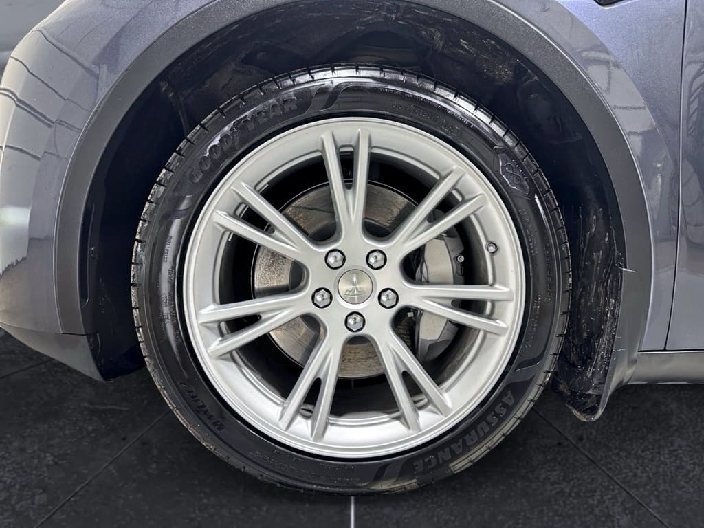 2023 Tesla Model Y view 29