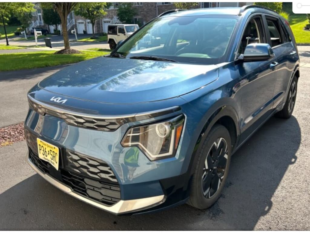2023 Kia Niro EV view 3