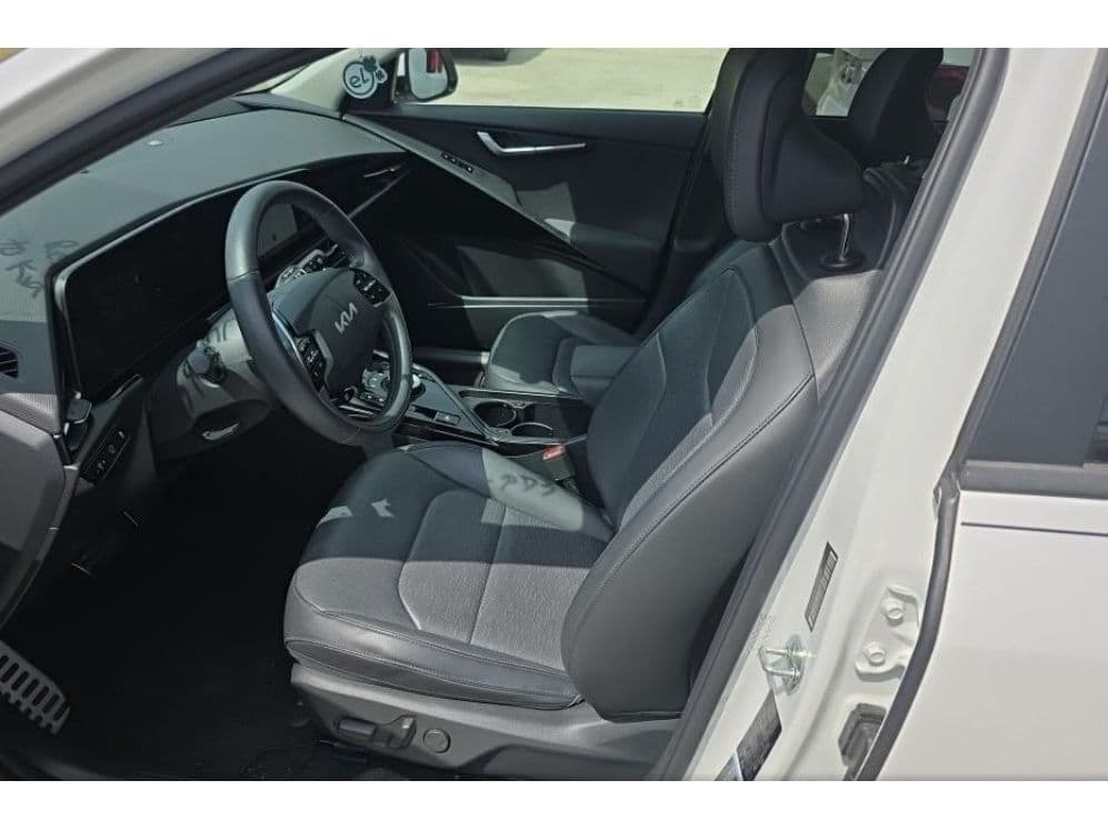 2023 Kia Niro EV view 5