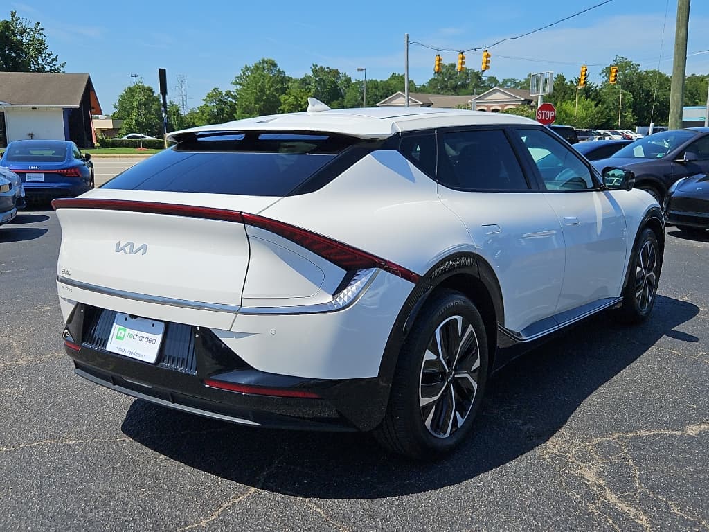 2022 Kia EV6 view 3