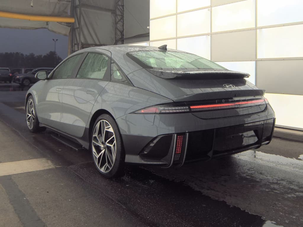 2023 Hyundai IONIQ 6 view 4