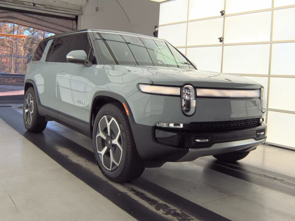 2024 Rivian R1S view 2