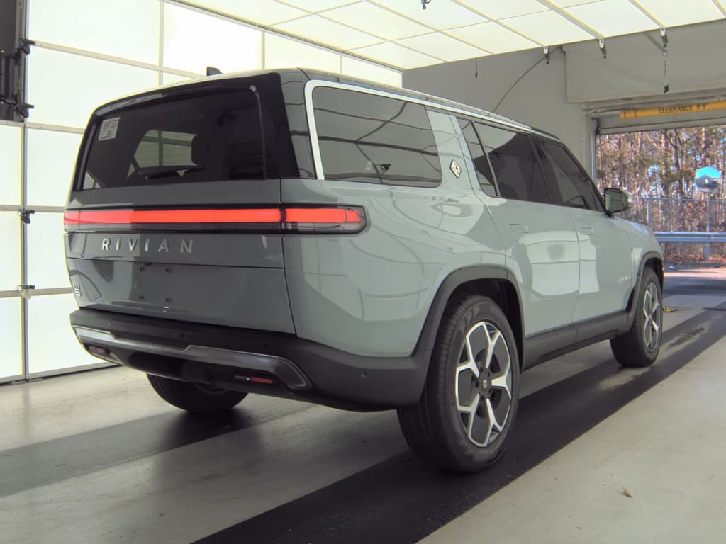 2024 Rivian R1S view 3
