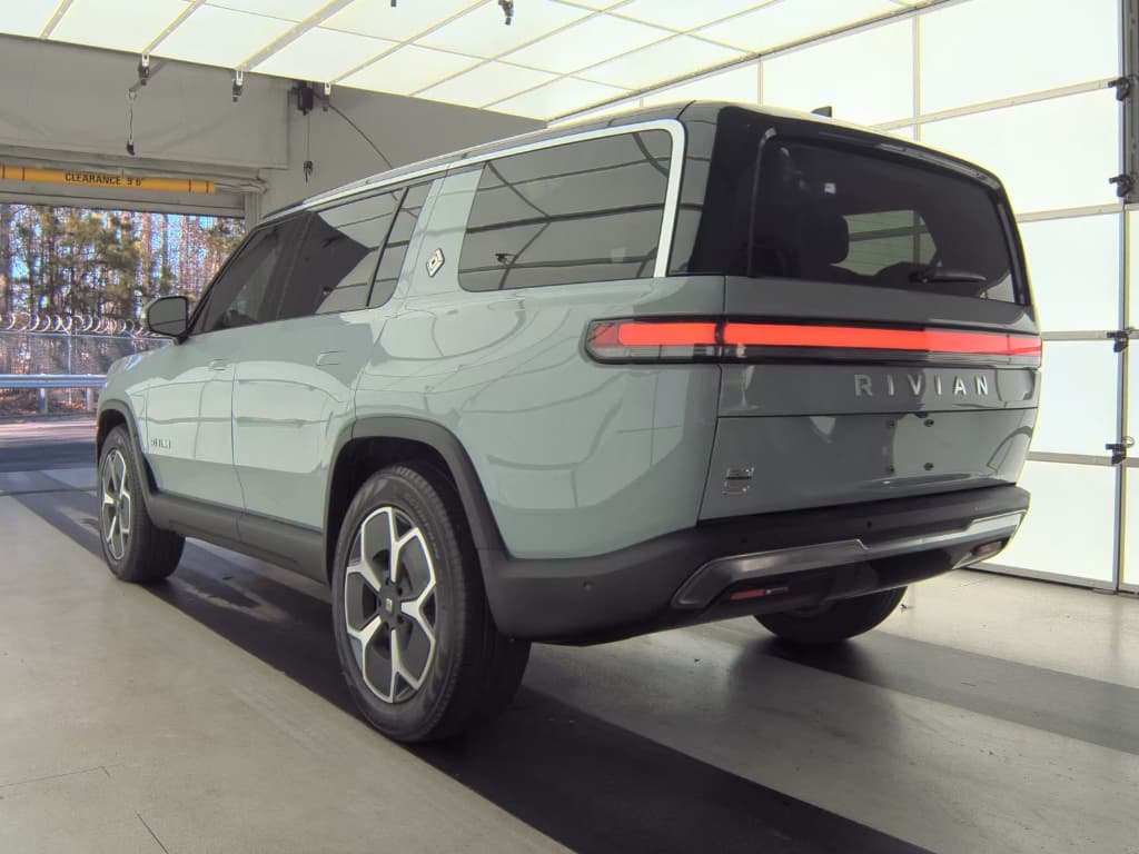2024 Rivian R1S view 4