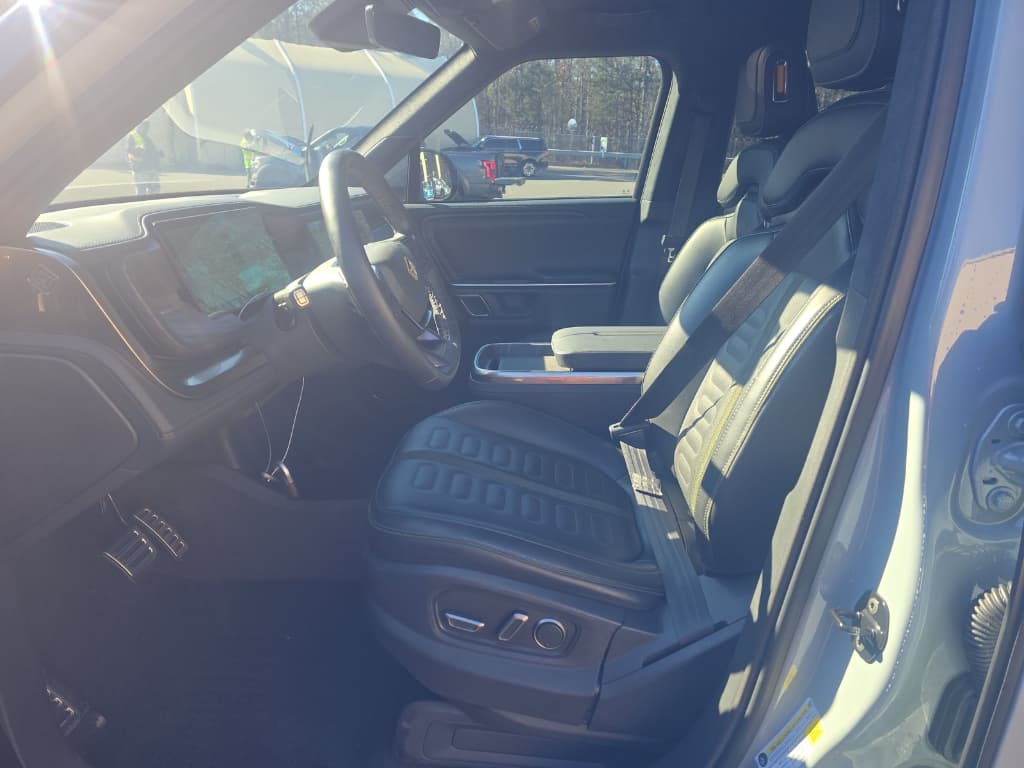 2024 Rivian R1S view 5