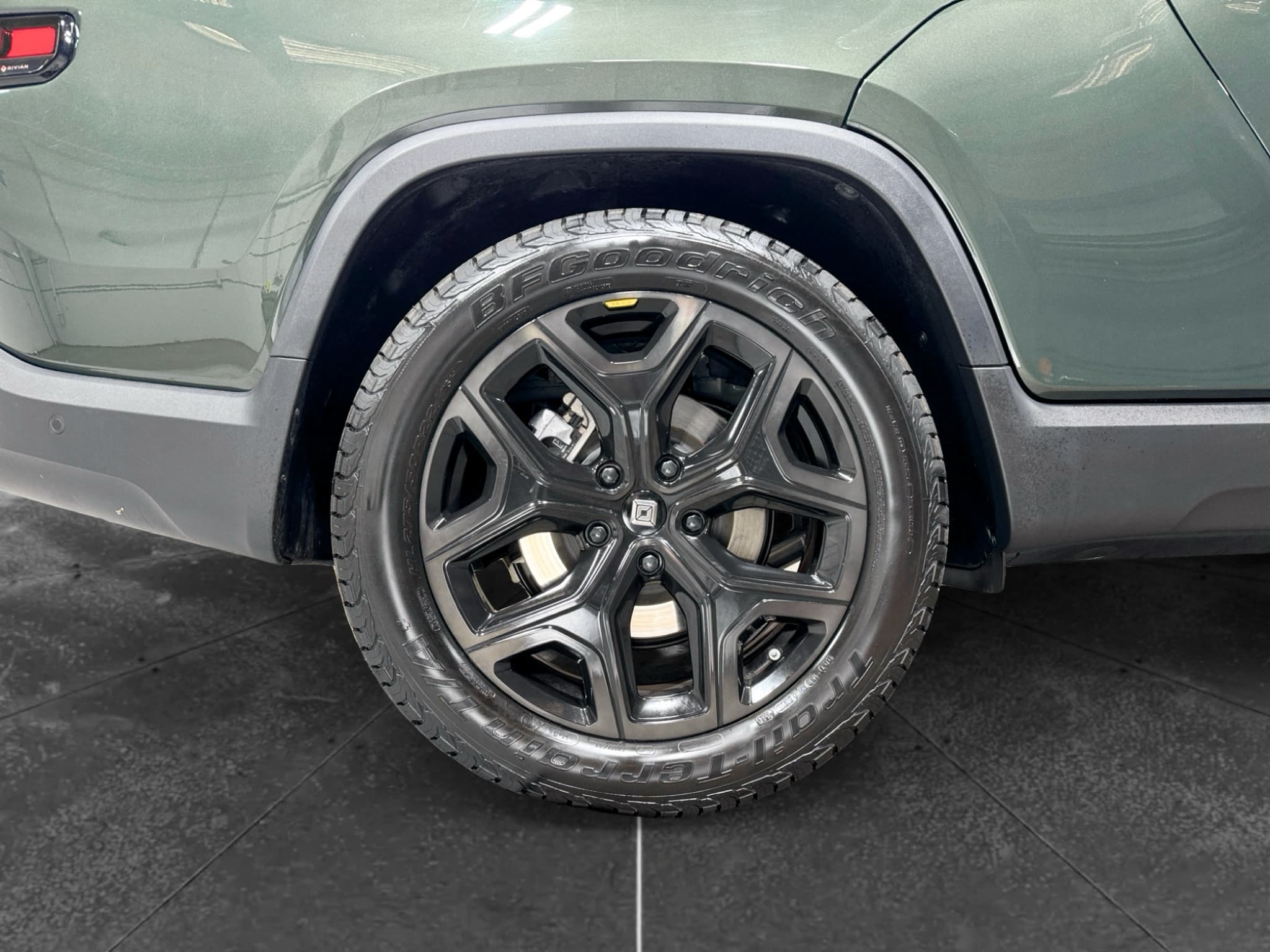 2025 Rivian R1T view 35