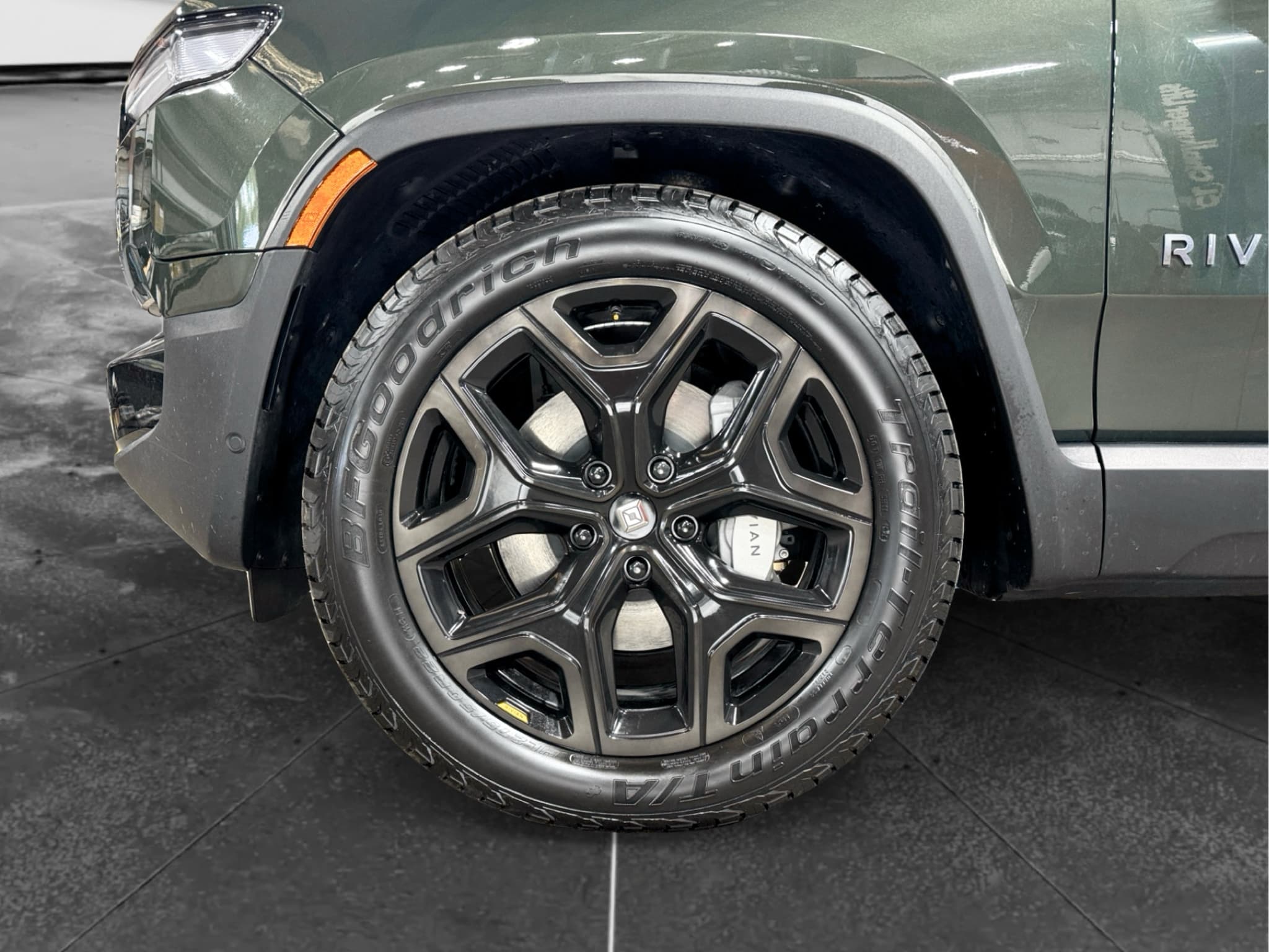 2025 Rivian R1T view 29