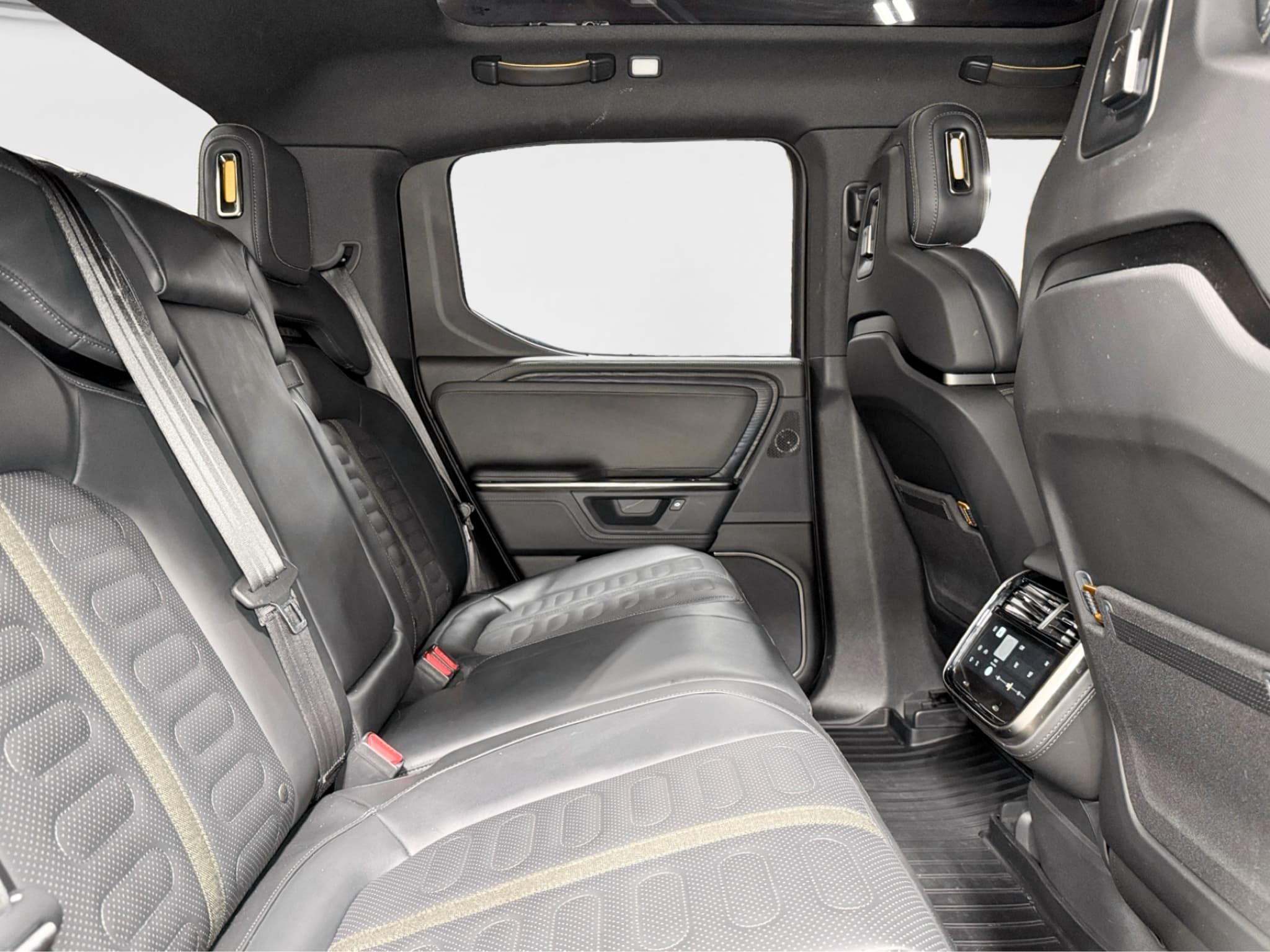 2025 Rivian R1T view 21