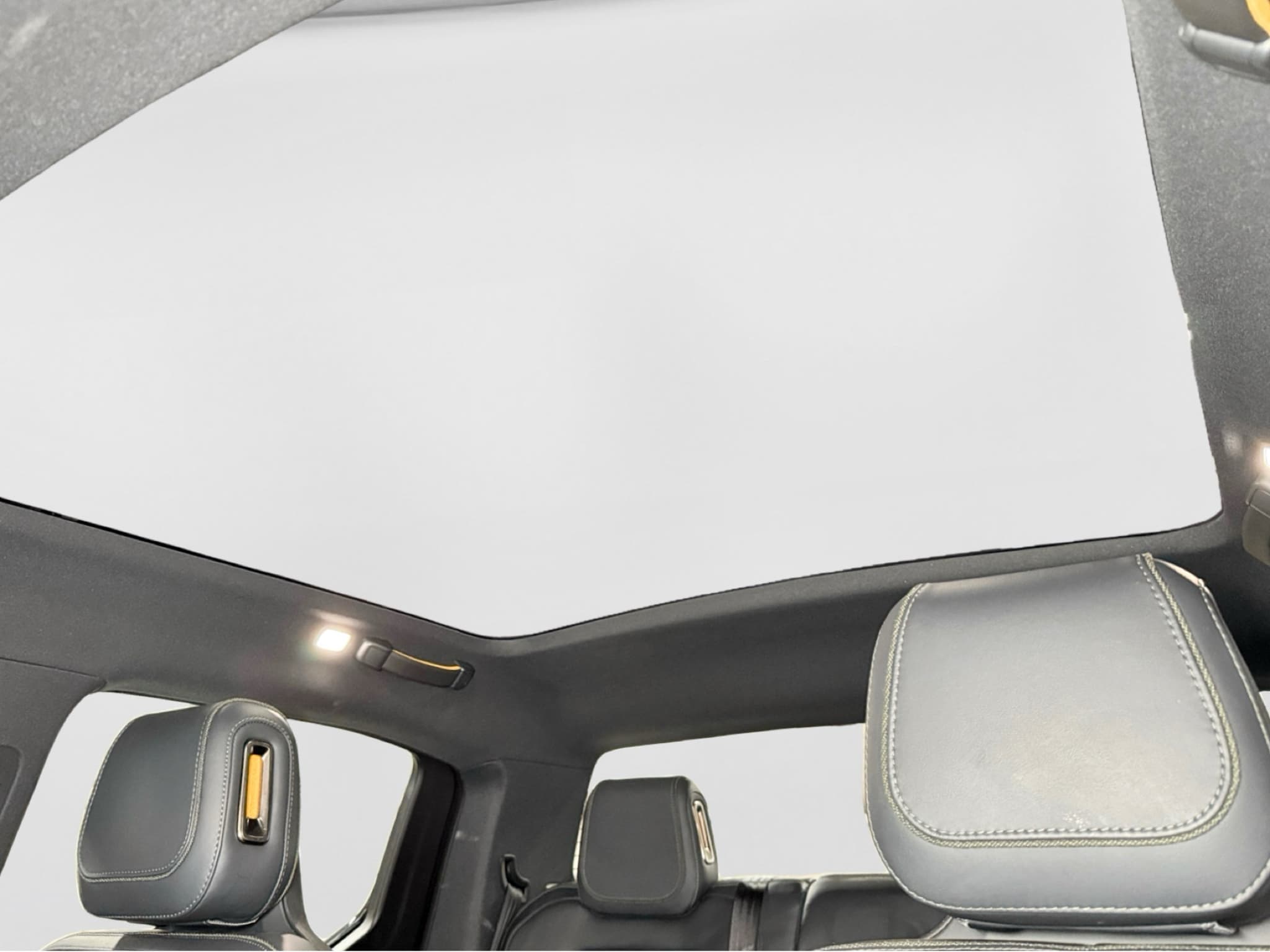2025 Rivian R1T view 23