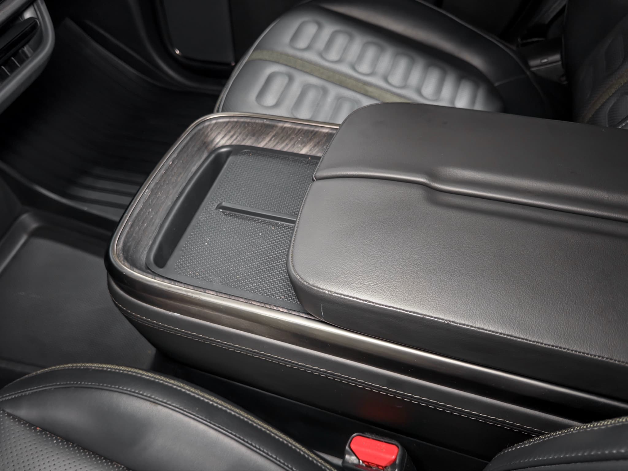 2025 Rivian R1T view 19