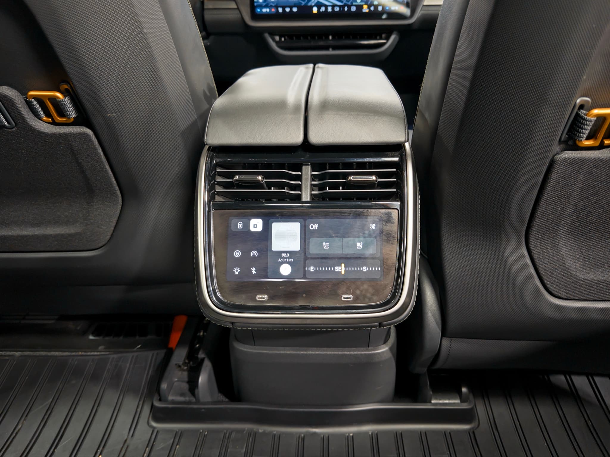 2025 Rivian R1T view 20