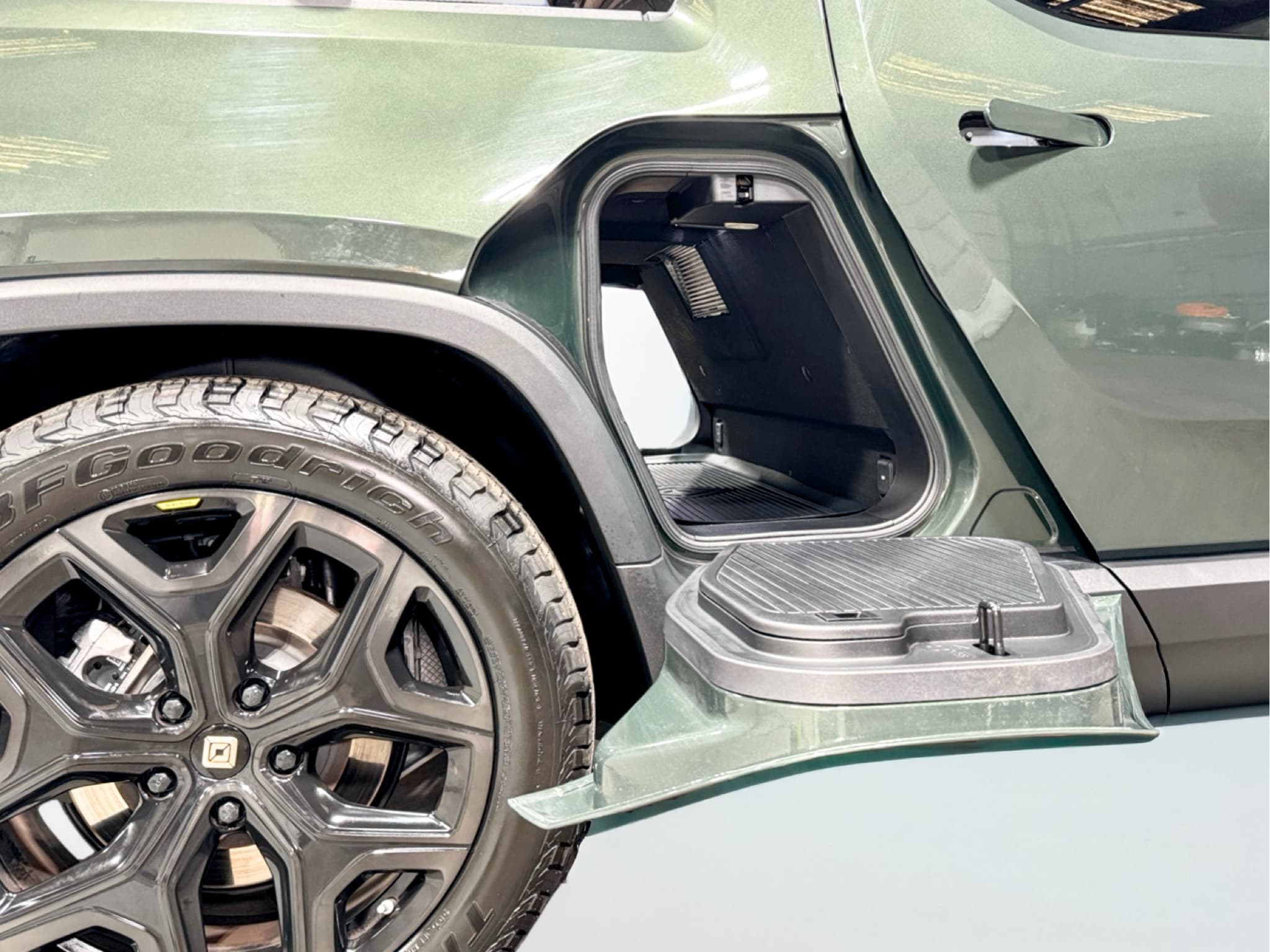 2025 Rivian R1T view 25