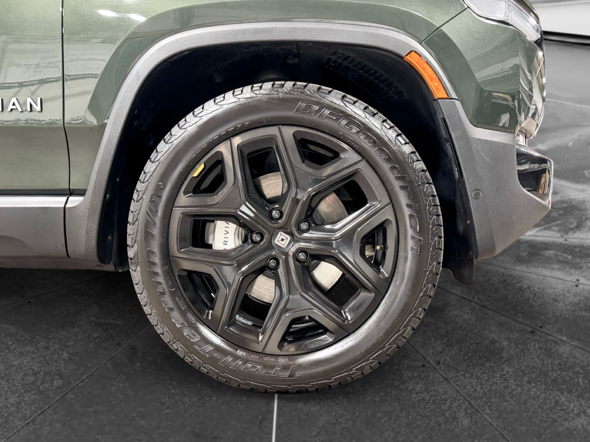 2025 Rivian R1T view 33