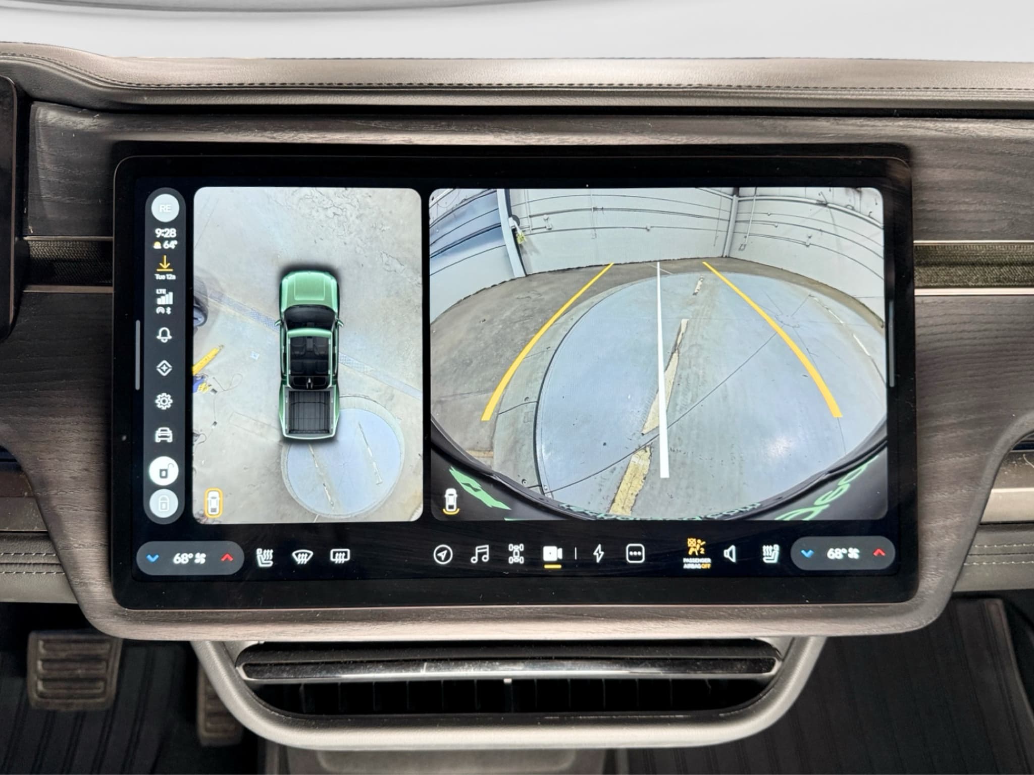 2025 Rivian R1T view 15