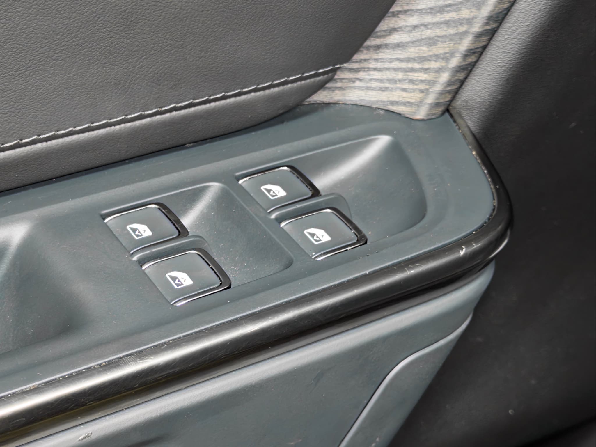 2025 Rivian R1T view 8
