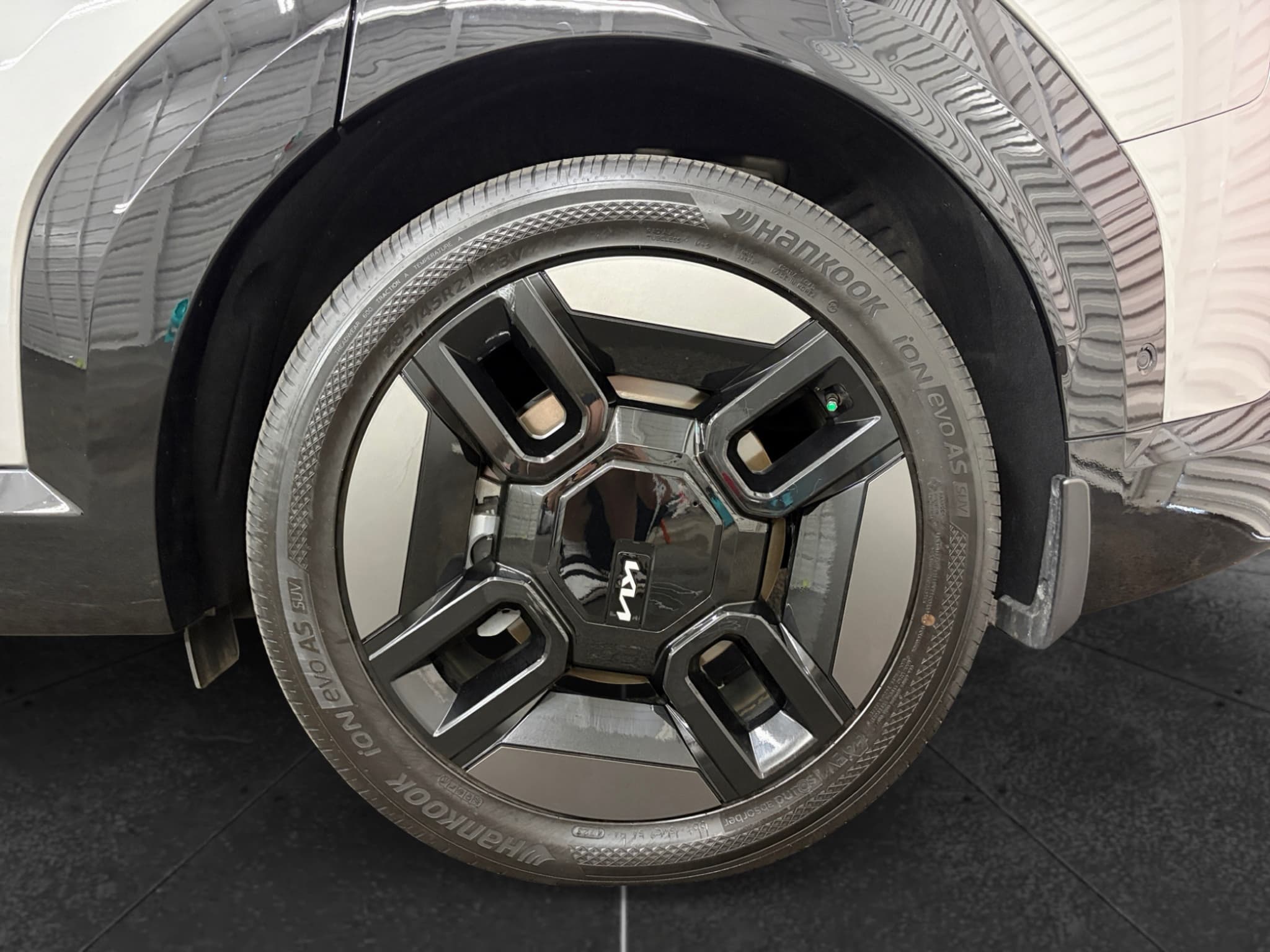 2024 Kia EV9 view 27
