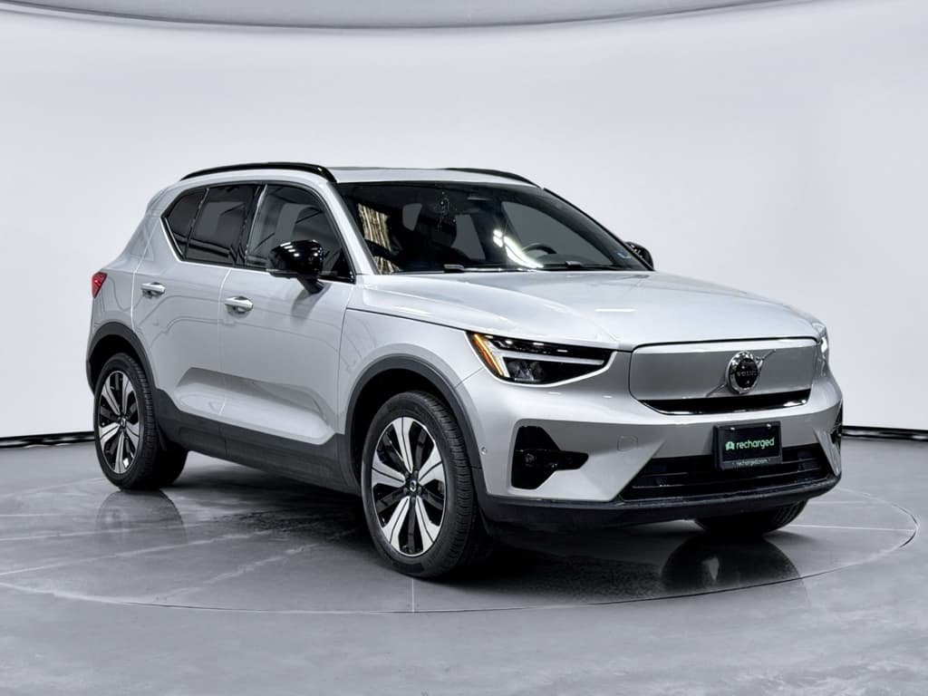 2023 Volvo XC40 view 4