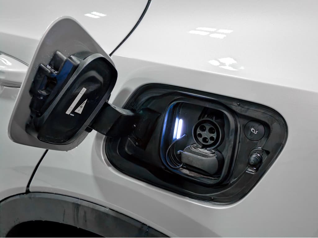 2023 Volvo XC40 view 5