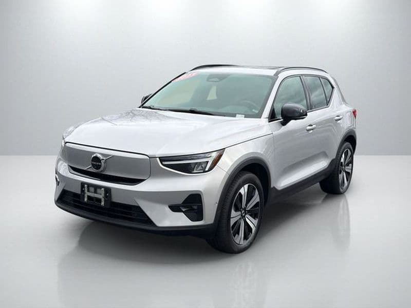 2023 Volvo XC40 view 2