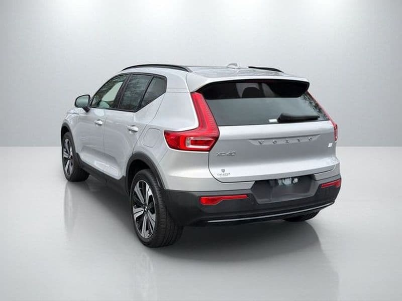 2023 Volvo XC40 view 3