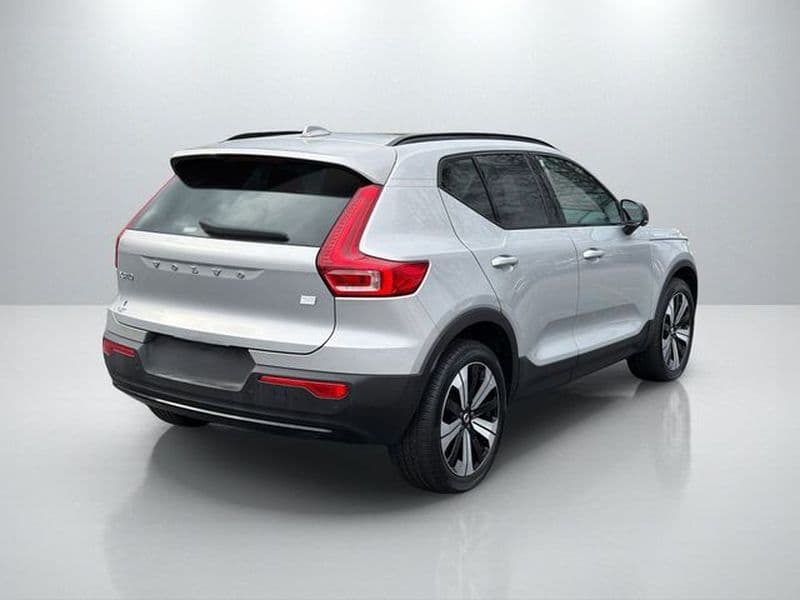 2023 Volvo XC40 view 4