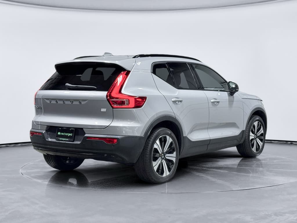 2023 Volvo XC40 view 3