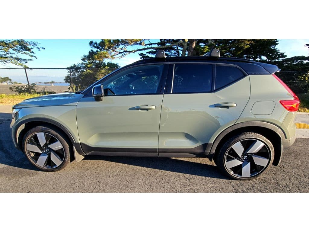 2023 Volvo XC40 view 2