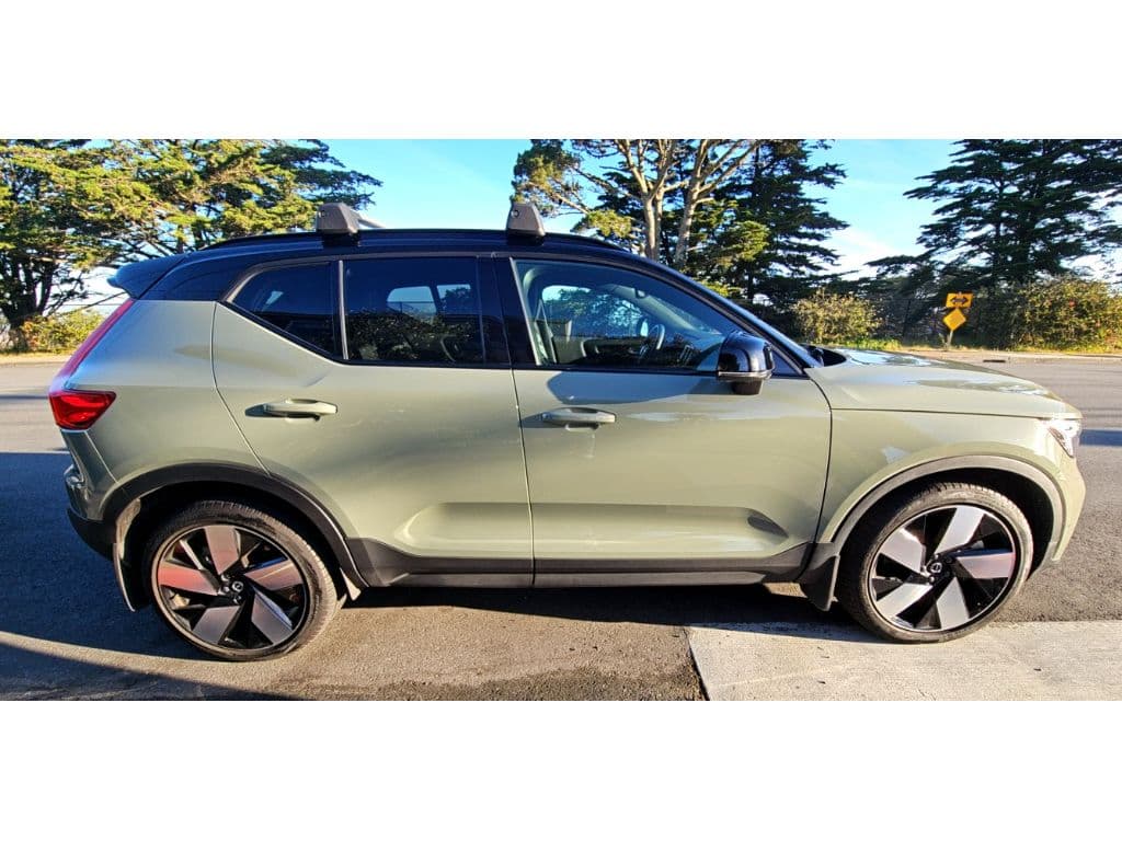 2023 Volvo XC40 view 3