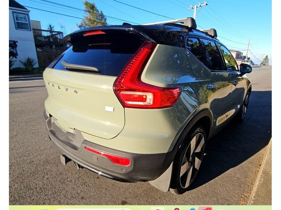 2023 Volvo XC40 view 4