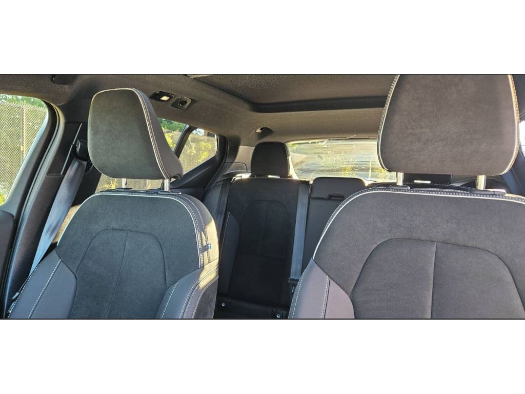 2023 Volvo XC40 view 5