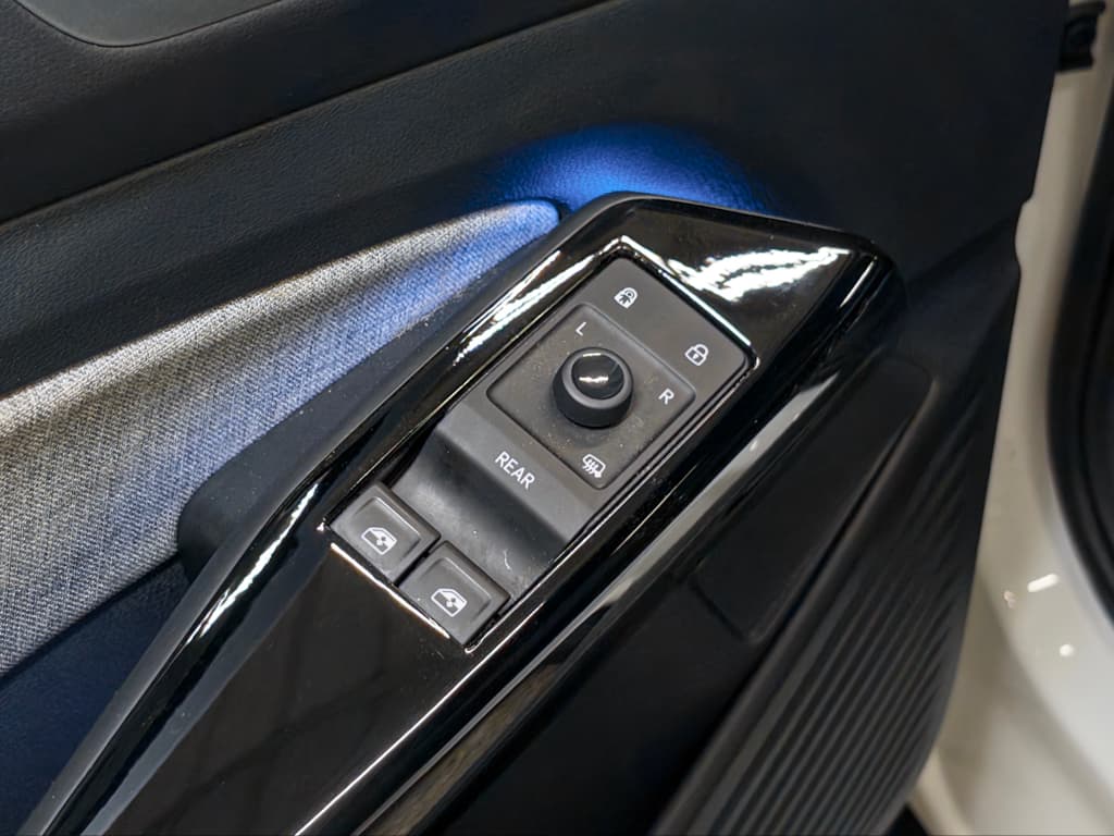 2023 Volkswagen ID.4 view 7
