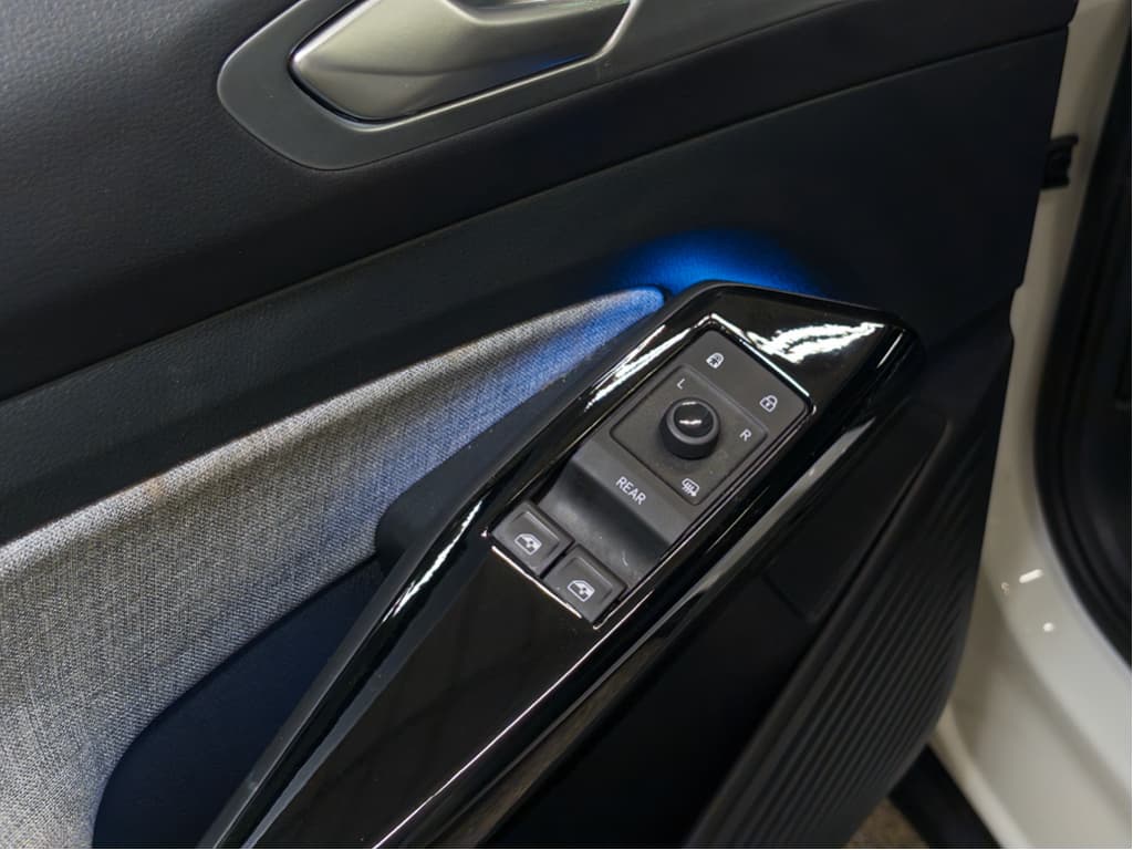 2023 Volkswagen ID.4 view 7