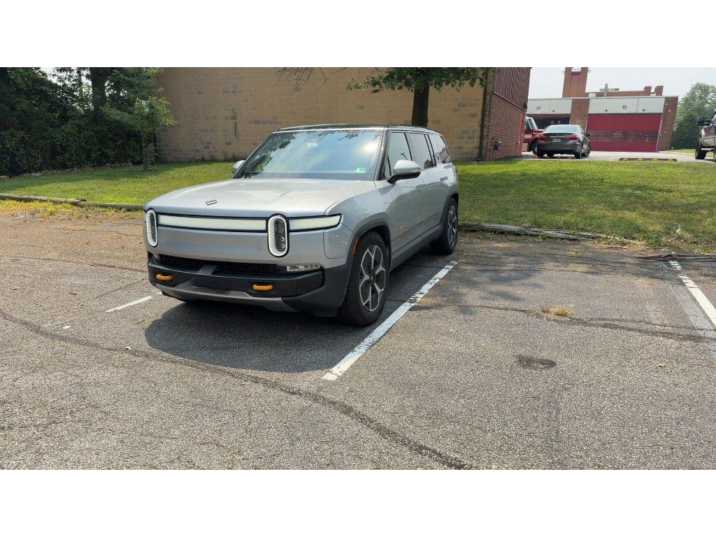 2024 Rivian R1S view 2