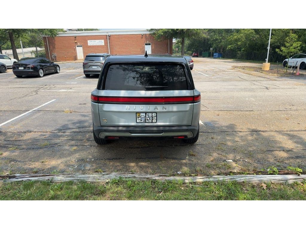 2024 Rivian R1S view 4