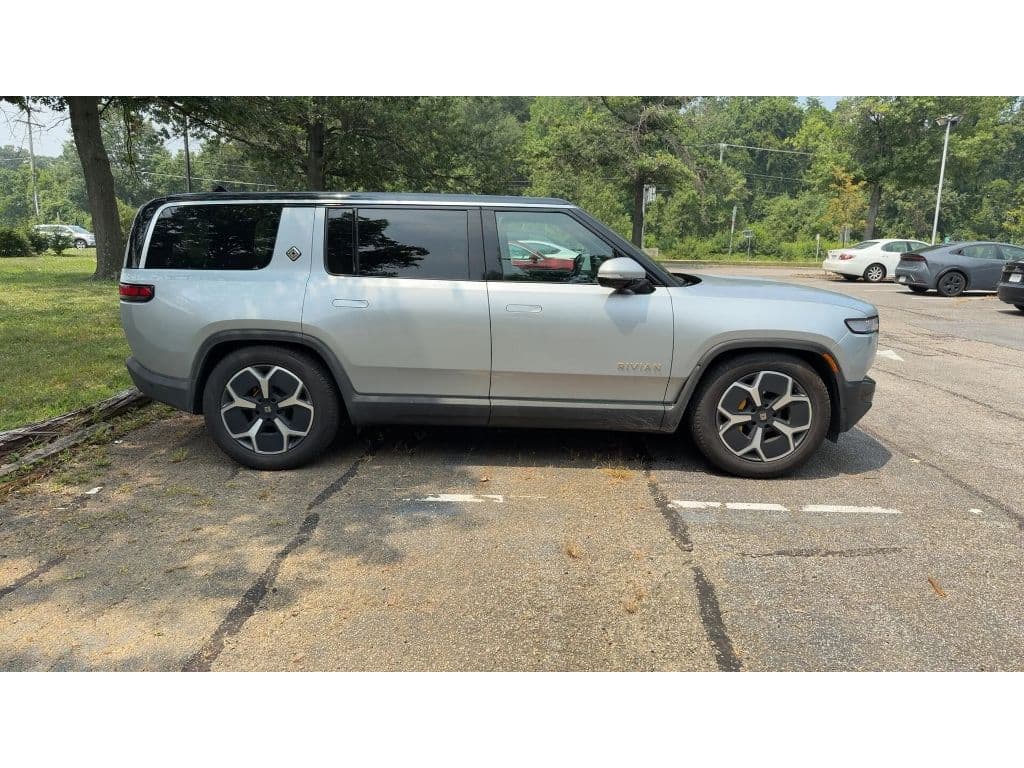 2024 Rivian R1S view 5