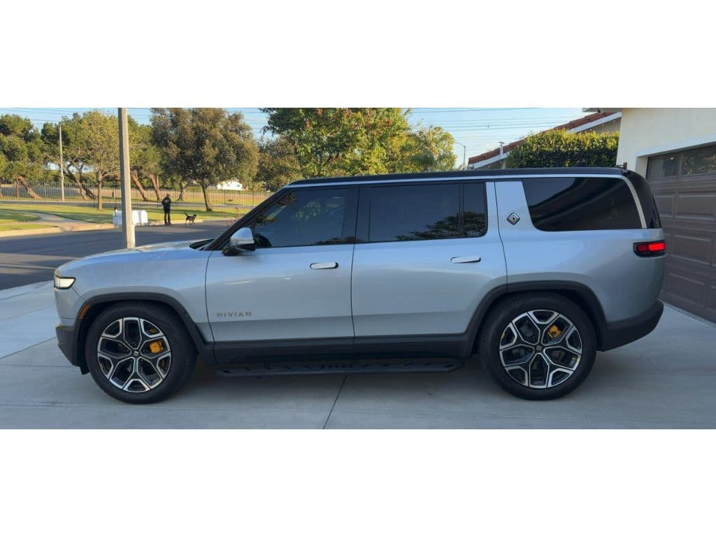 2024 Rivian R1S view 2