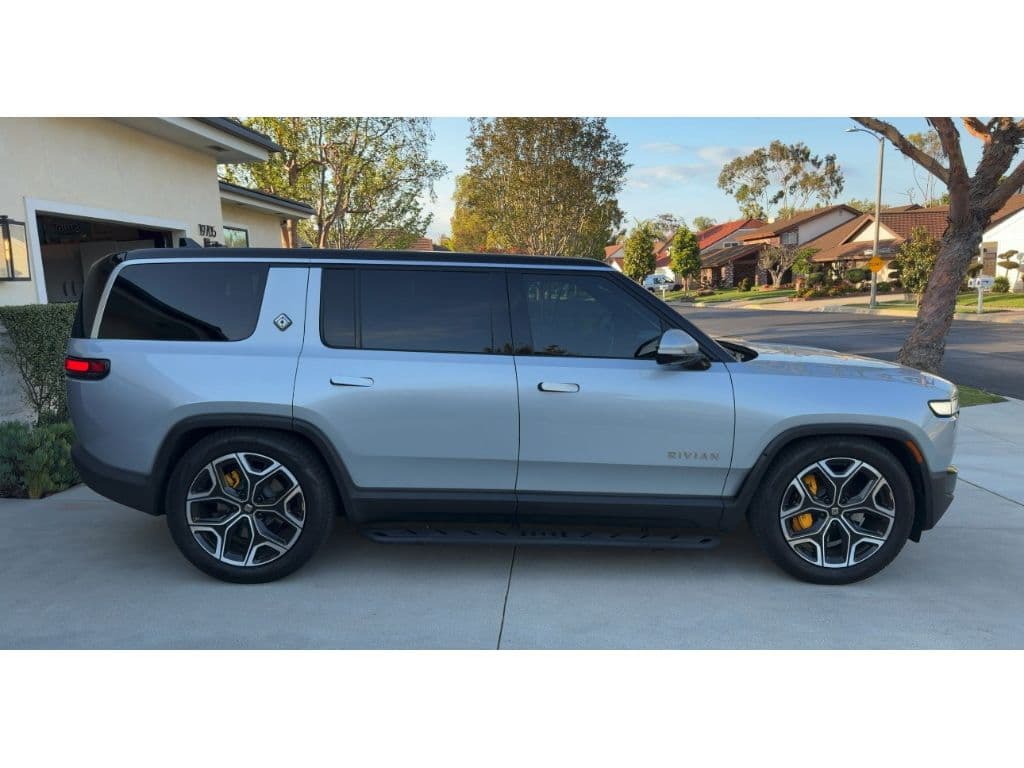 2024 Rivian R1S view 3