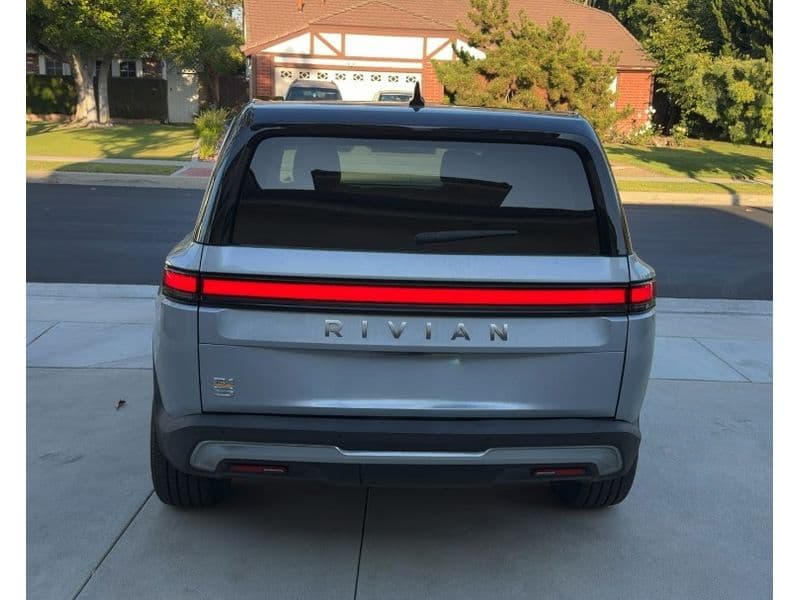 2024 Rivian R1S view 4