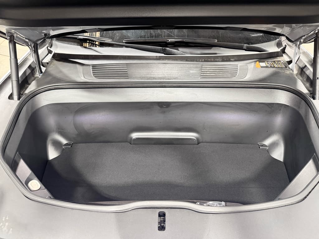 2024 Rivian R1S view 28